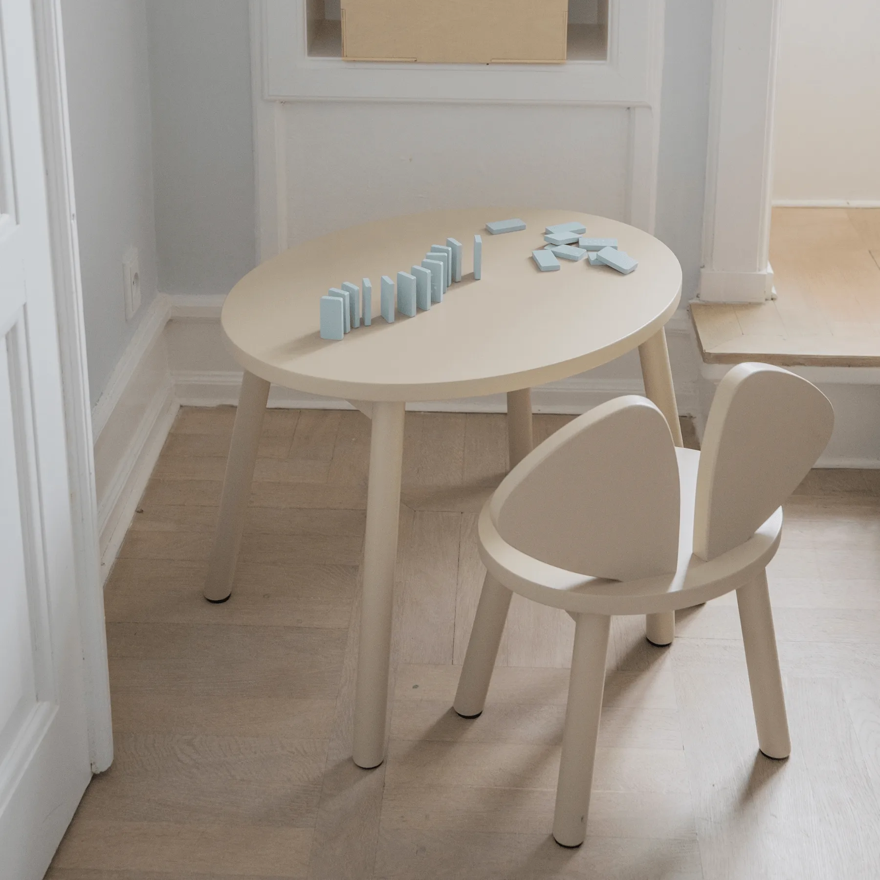 Mouse set barnstol + bord, Beige Nofred