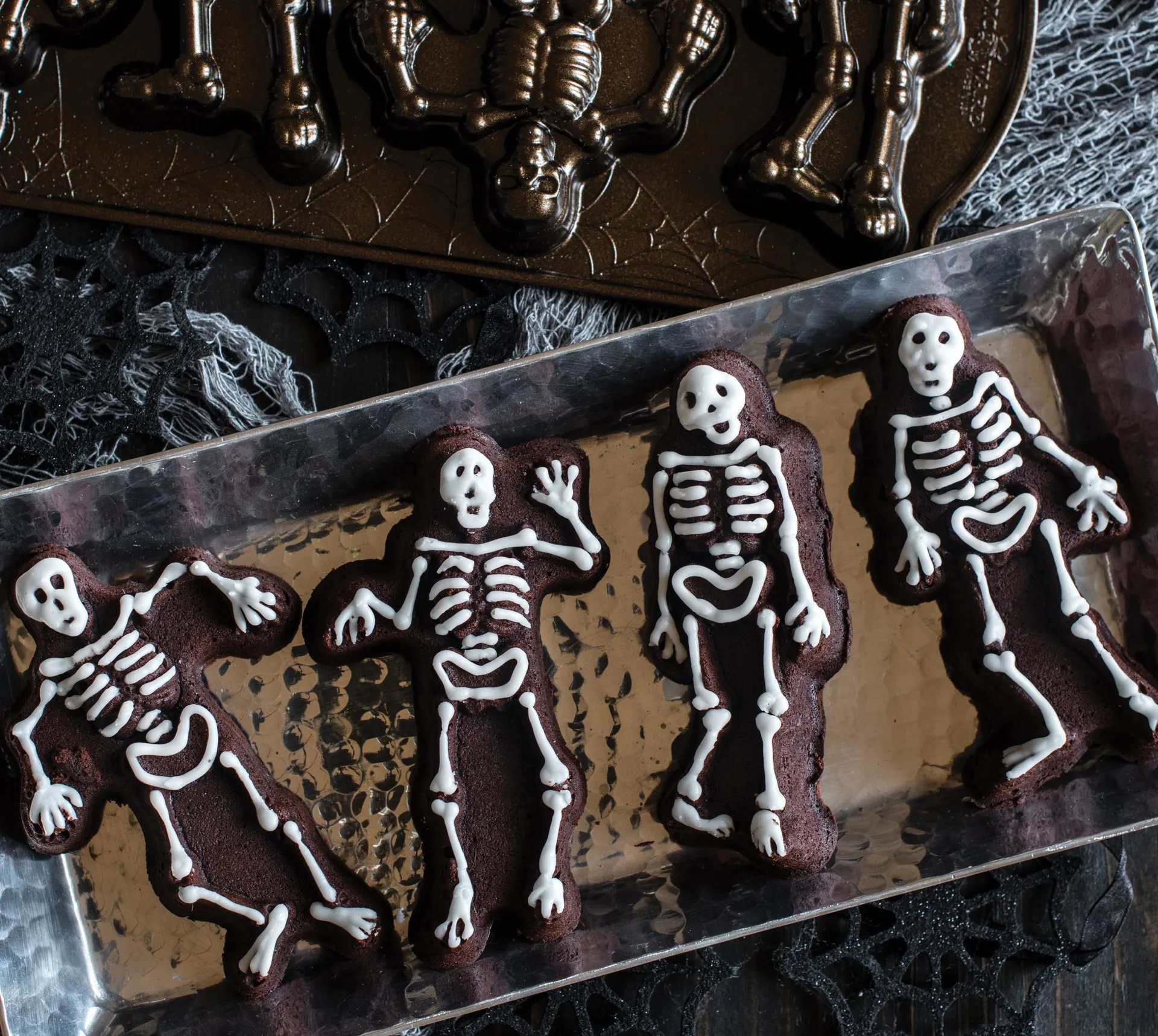 Nordic Ware Spooky Skeleton bakform, Brons Nordic Ware