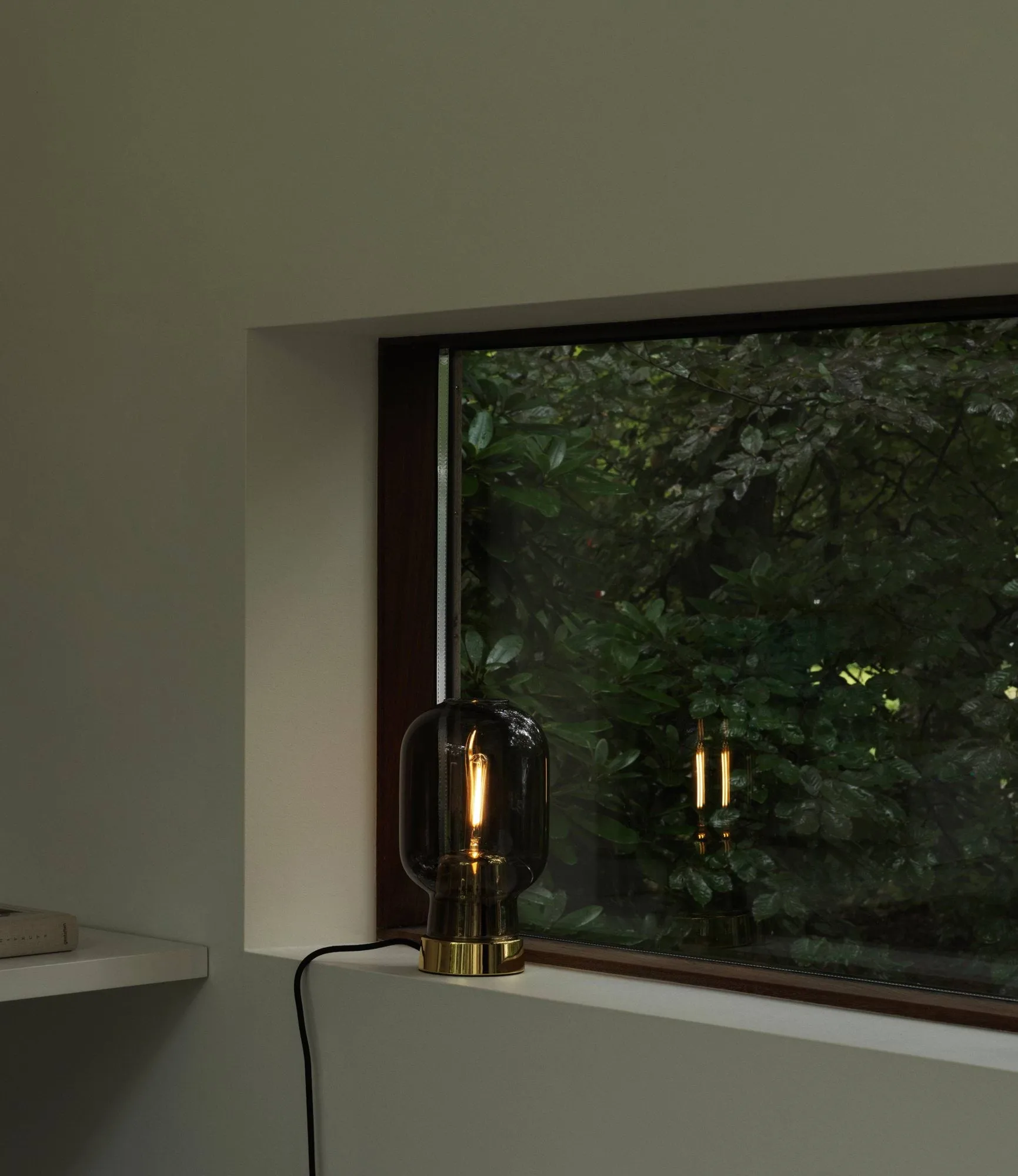 Amp bordslampa, grå-mässing Normann Copenhagen