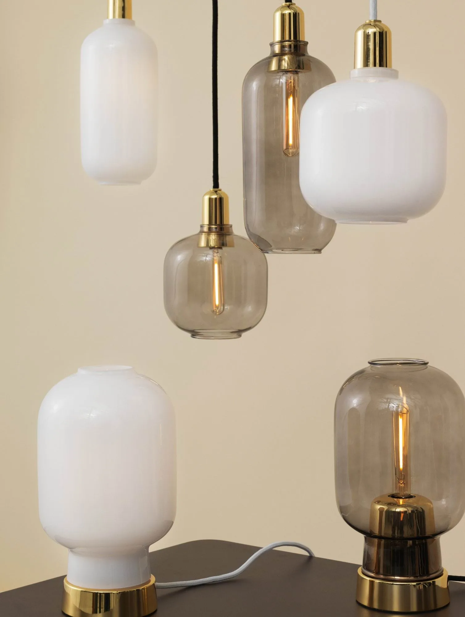 Amp bordslampa, grå-mässing Normann Copenhagen