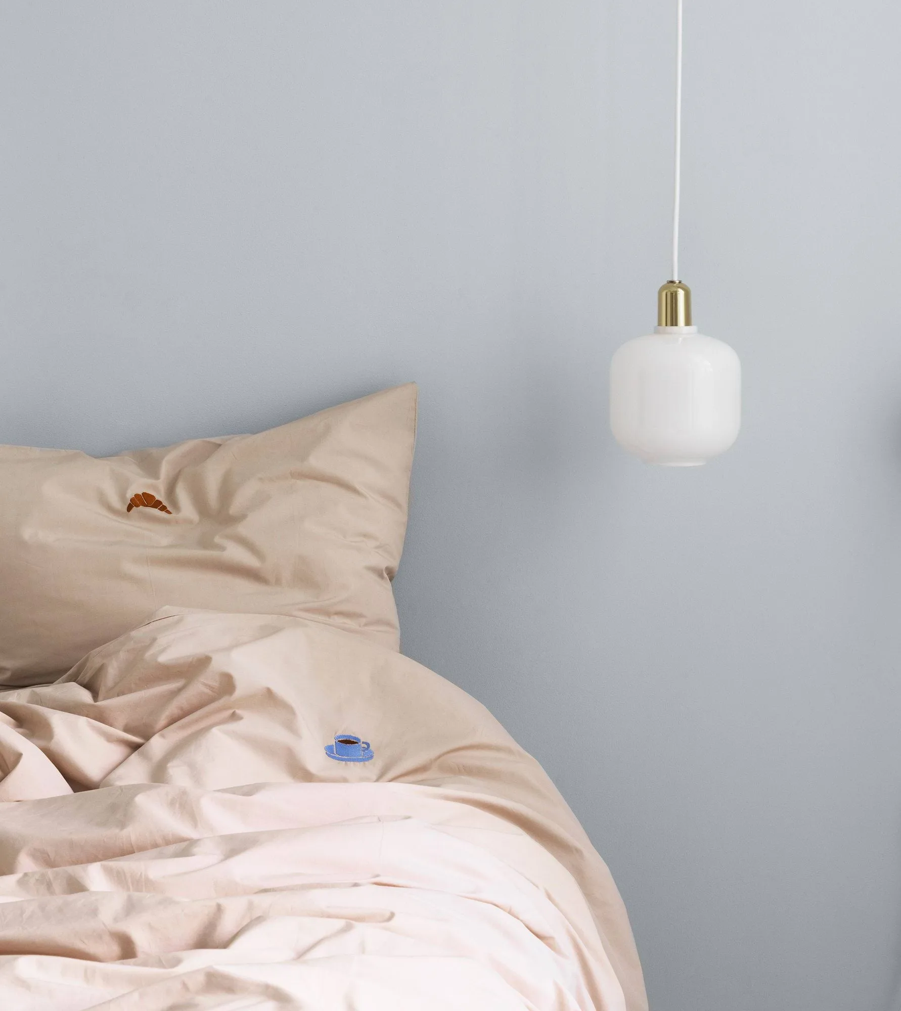 Amp lampa liten, Vit-mässing Normann Copenhagen