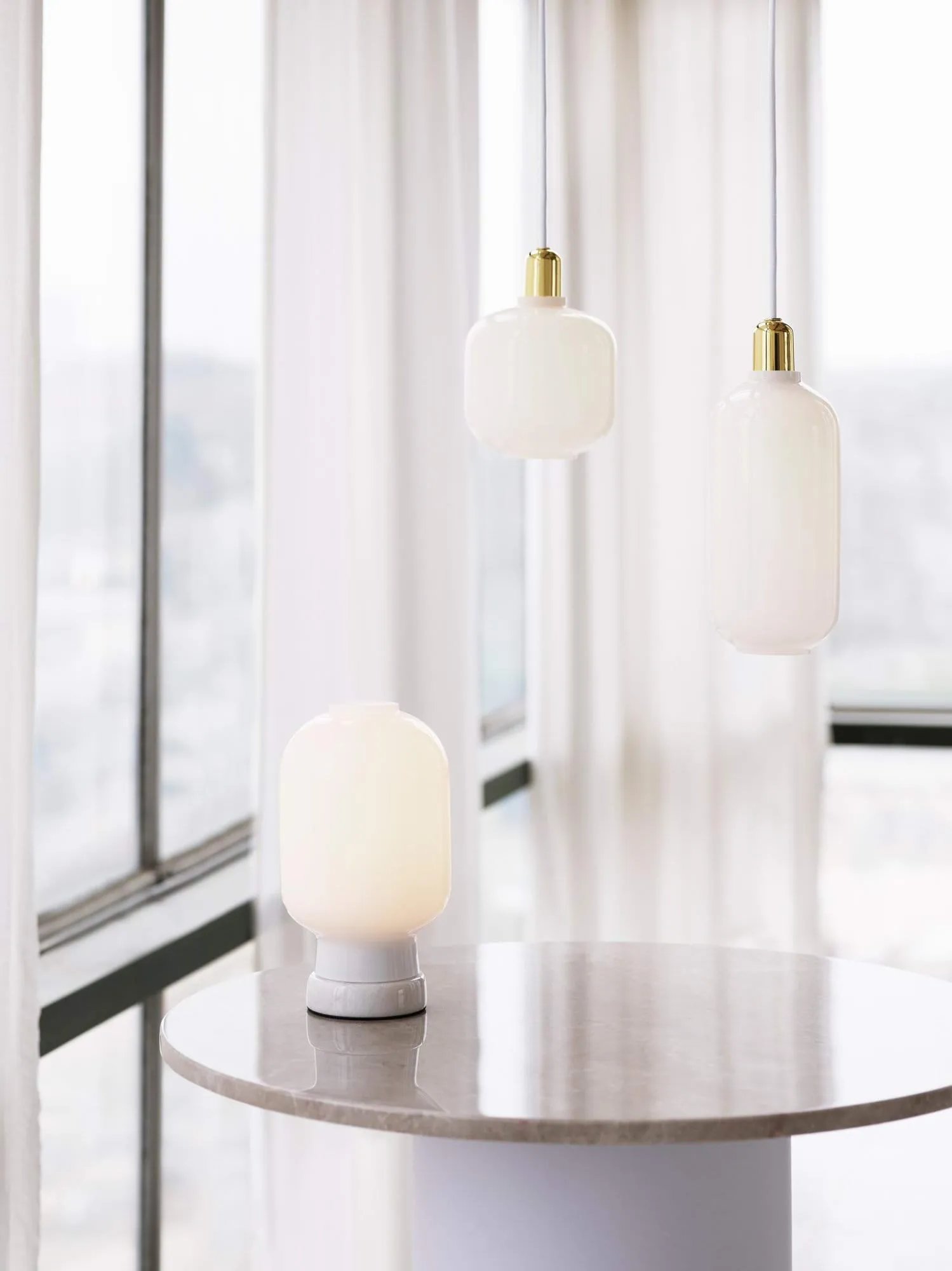 Amp lampa liten, Vit-mässing Normann Copenhagen