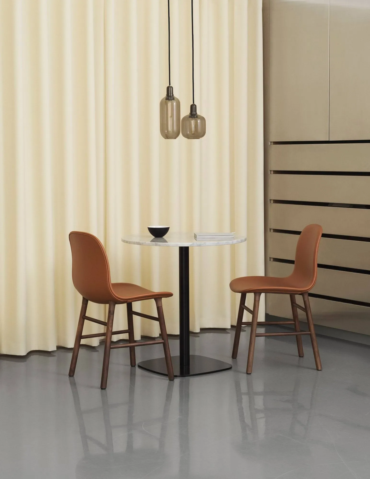 Amp lampa stor, grå-svart Normann Copenhagen