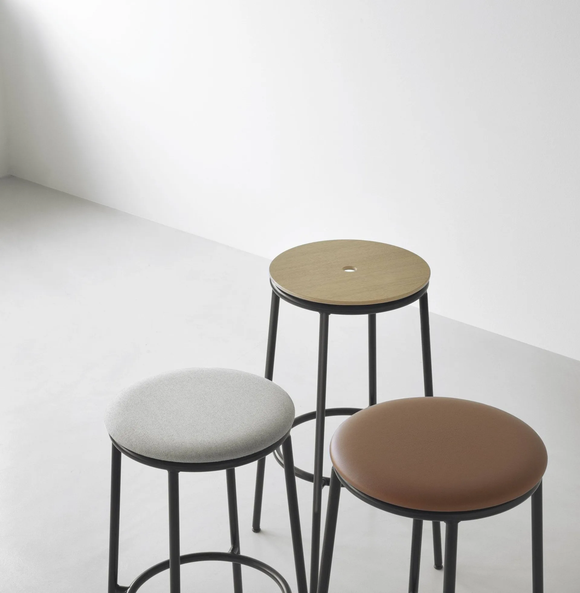 Circa barstol 65 cm, Svart ek Normann Copenhagen