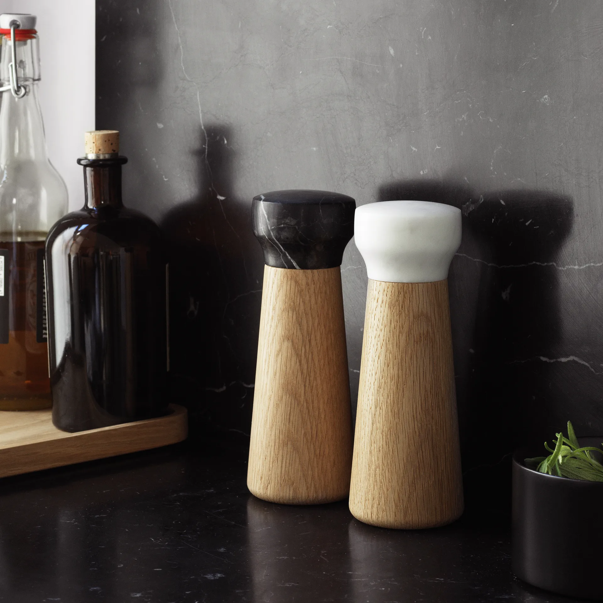 Craft pepparkvarn ek-svart marmor, liten Normann Copenhagen