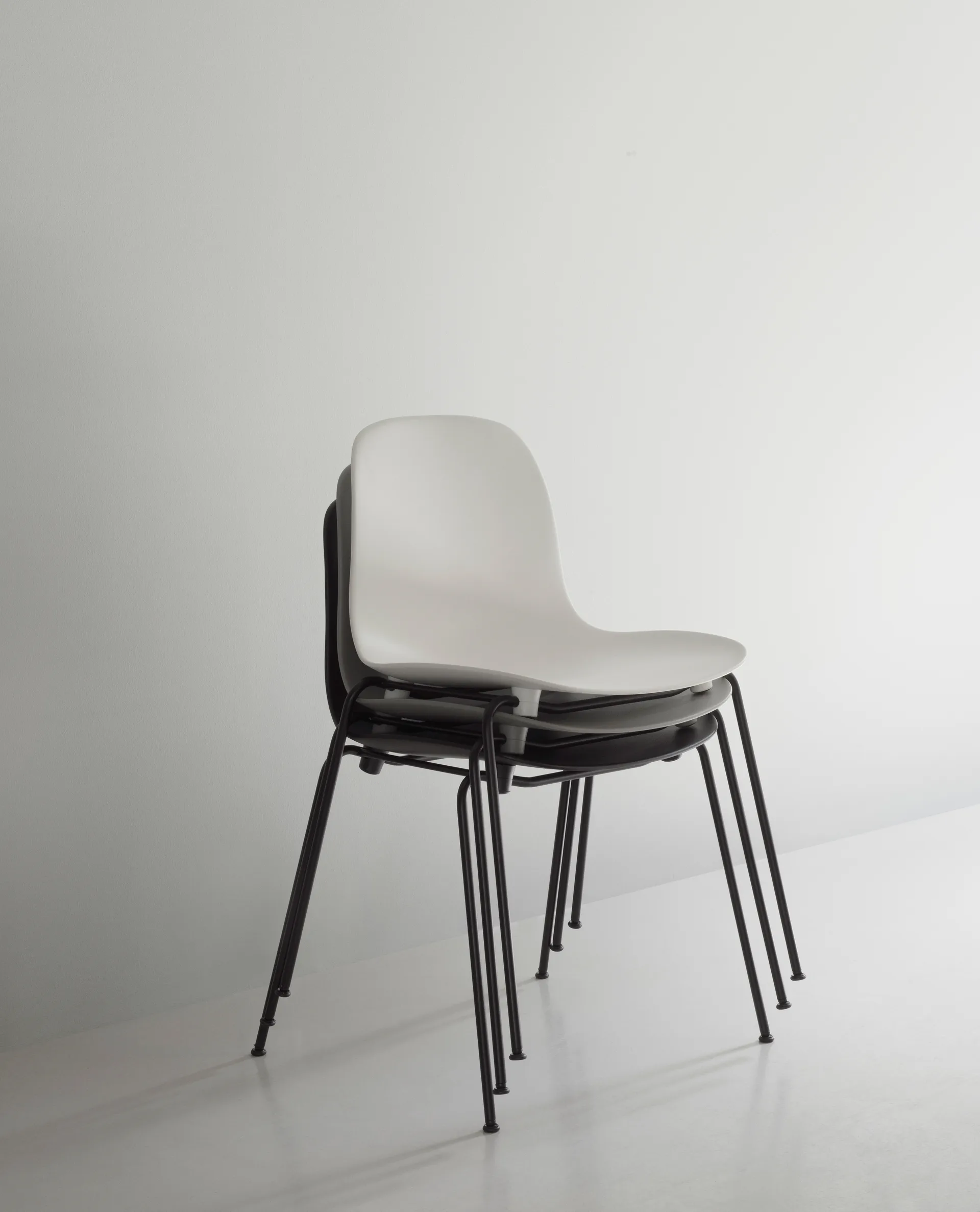 Form Chair staplingsbar stol svarta ben 2-pack, Grå Normann Copenhagen