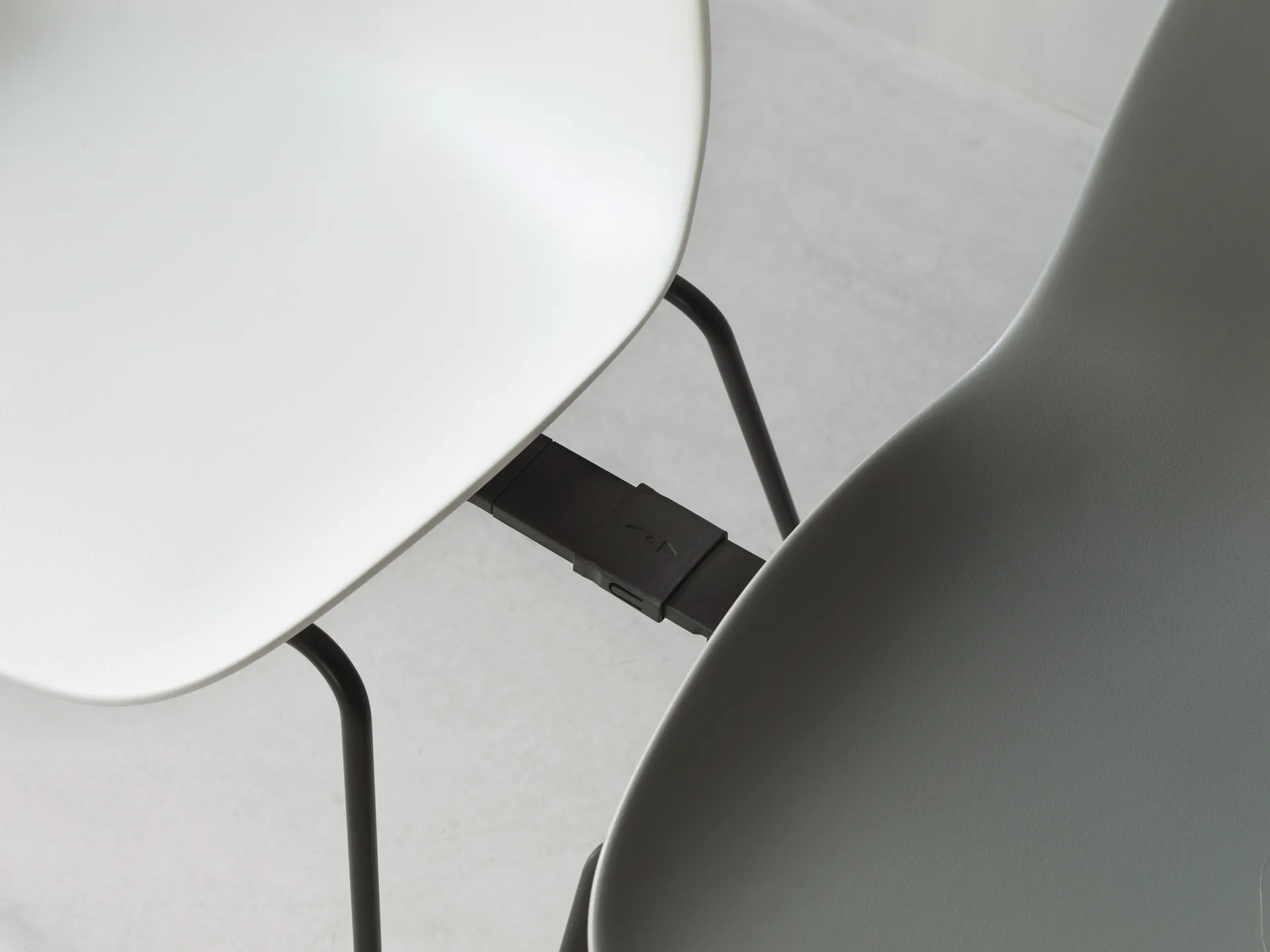Form Chair staplingsbar stol svarta ben 2-pack, Grå Normann Copenhagen