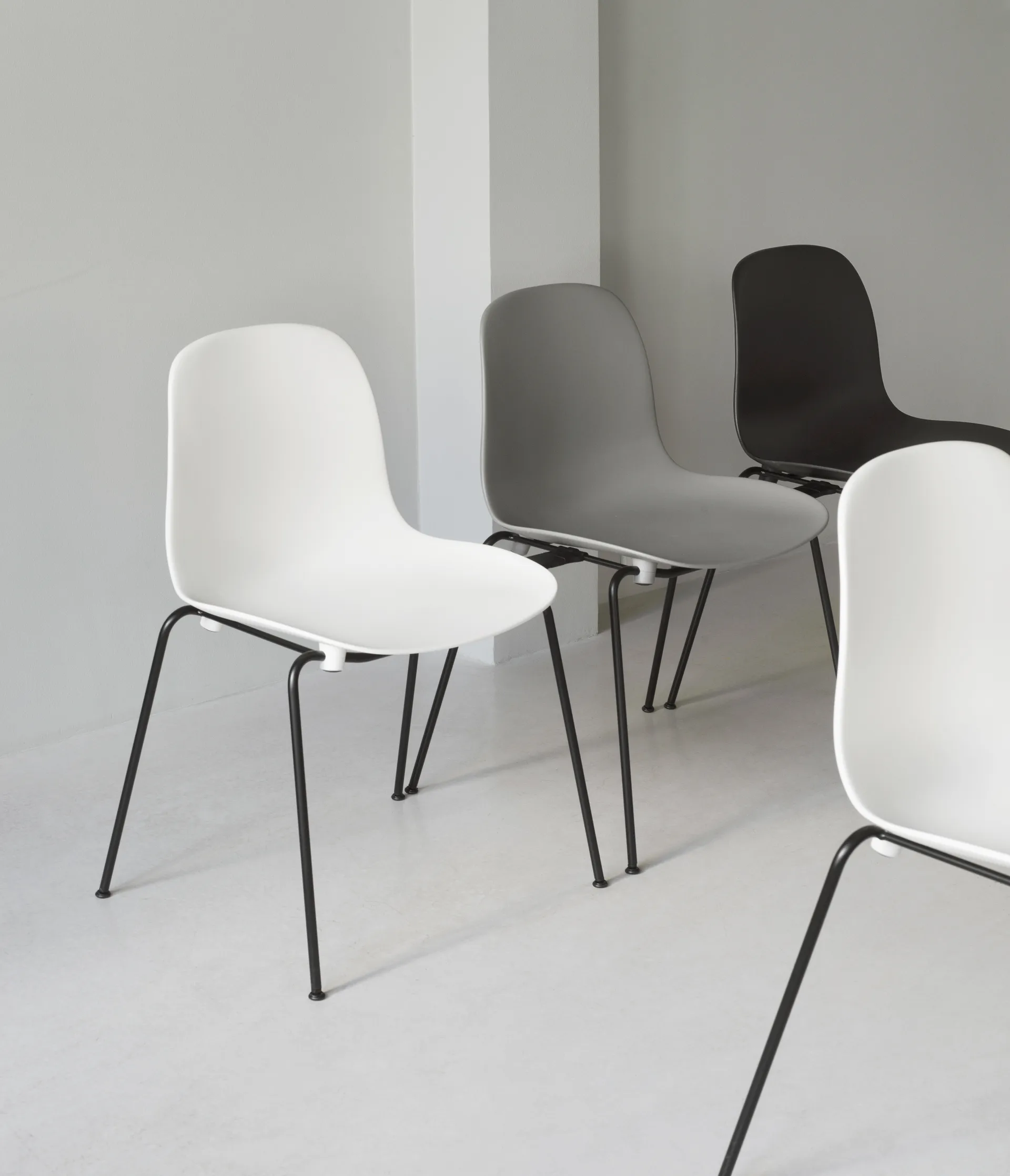 Form Chair staplingsbar stol svarta ben 2-pack, Grå Normann Copenhagen