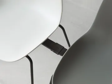 Form Chair staplingsbar stol svarta ben 2-pack, Vit - Normann Copenhagen