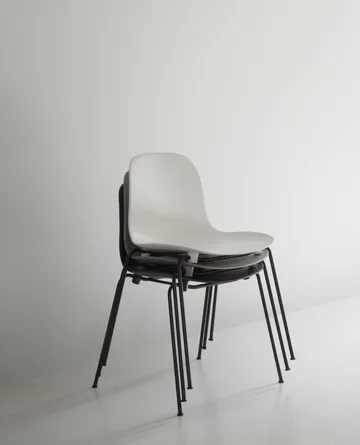 Form Chair staplingsbar stol svarta ben 2-pack, Vit - Normann Copenhagen