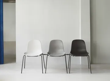 Form Chair staplingsbar stol svarta ben 2-pack, Vit - Normann Copenhagen