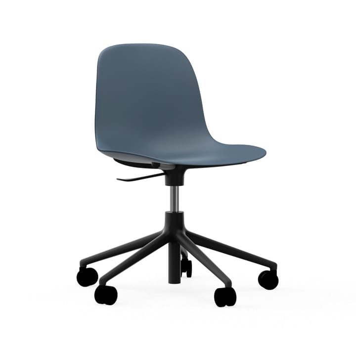 Form chair swivel 5W kontorsstol - blå, svart aluminium, hjul - Normann Copenhagen