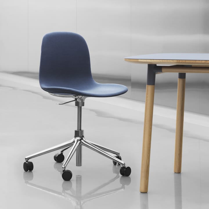 Form chair swivel 5W kontorsstol - röd, svart aluminium, hjul - Normann Copenhagen