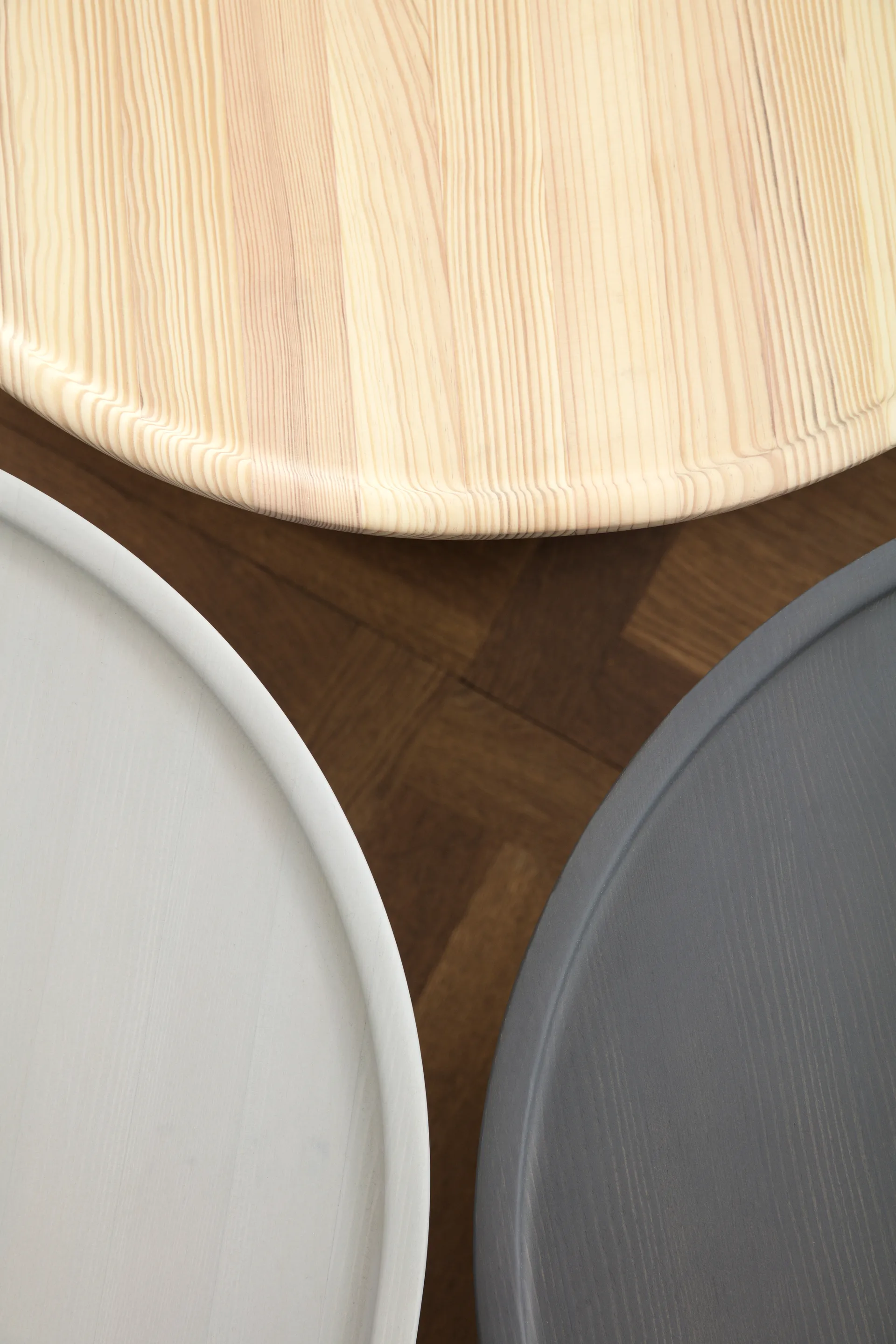 Pine table large sidobord Ø65 cm H:44,5 cm, Dark Grey Normann Copenhagen