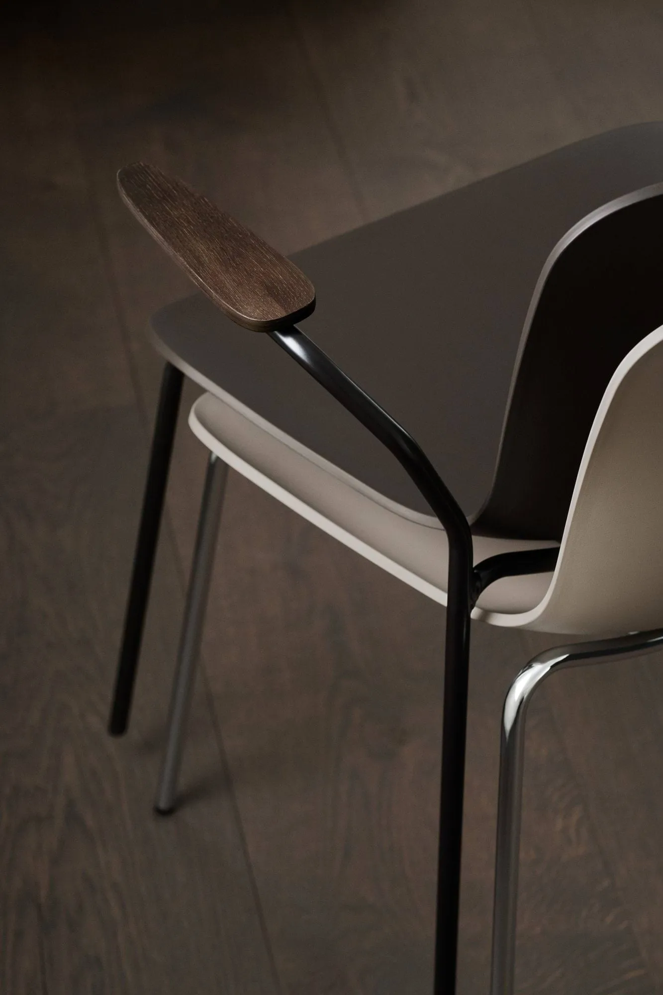 Langue stol med armstöd, Warm grey-kromt stativ, armstöd light smoke NORR11 Langue stol med armstöd, Warm grey-kromt stativ, armstöd light smoke NORR11