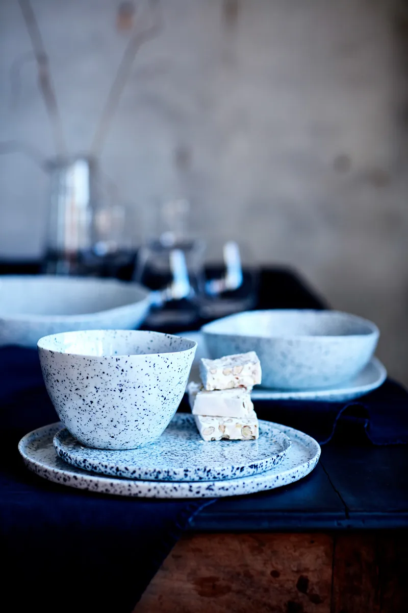 Poppi mattallrik 27 cm, vit-svart Olsson & Jensen