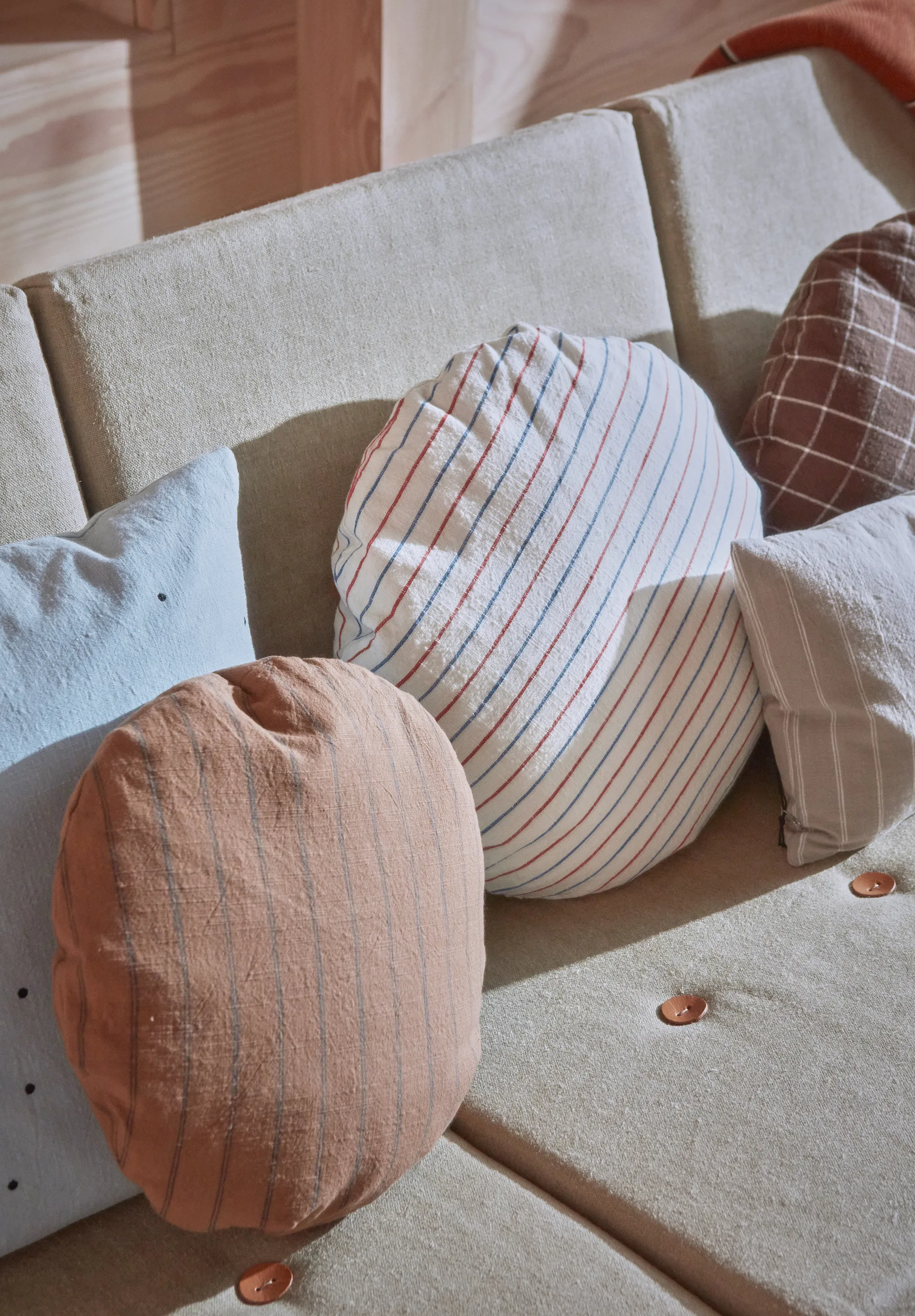 Kyoto kudde Ø48 cm, Blue-red OYOY