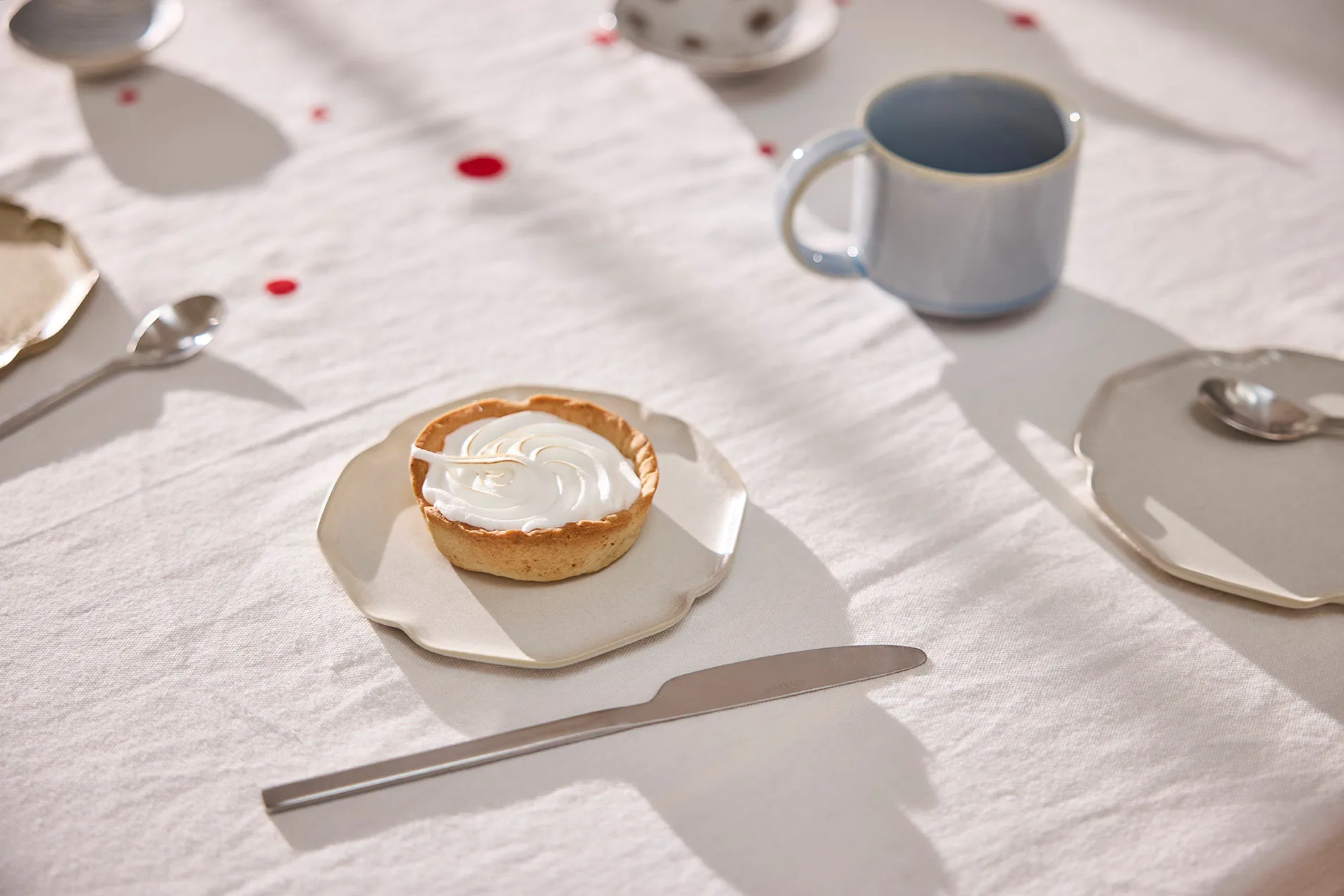 Nori bordsduk 140x260 cm, White-cherry red OYOY