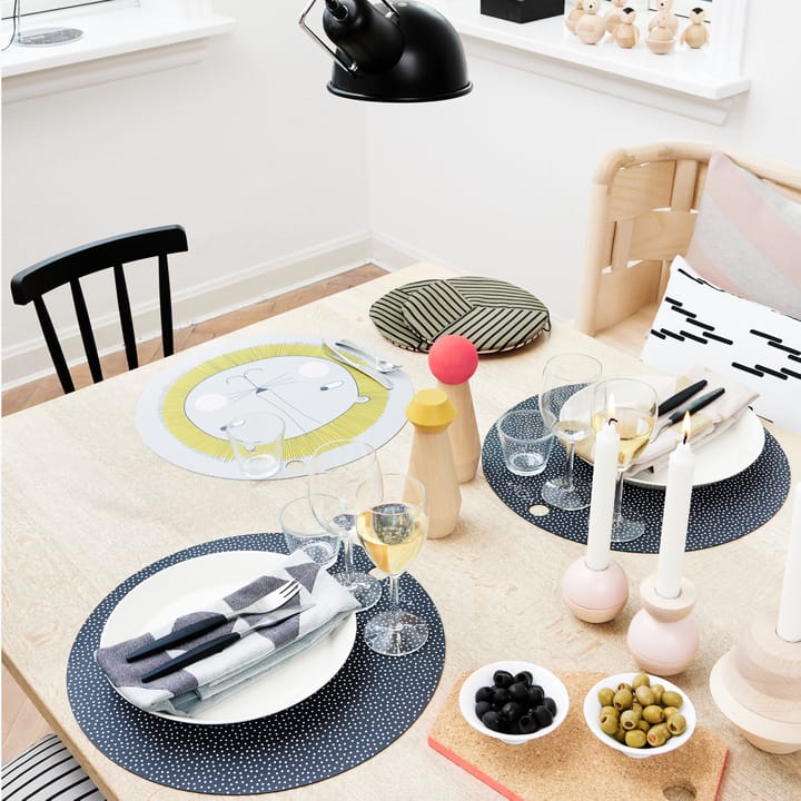 OYOY rund bordstablett 2-pack, svart, vita prickar OYOY