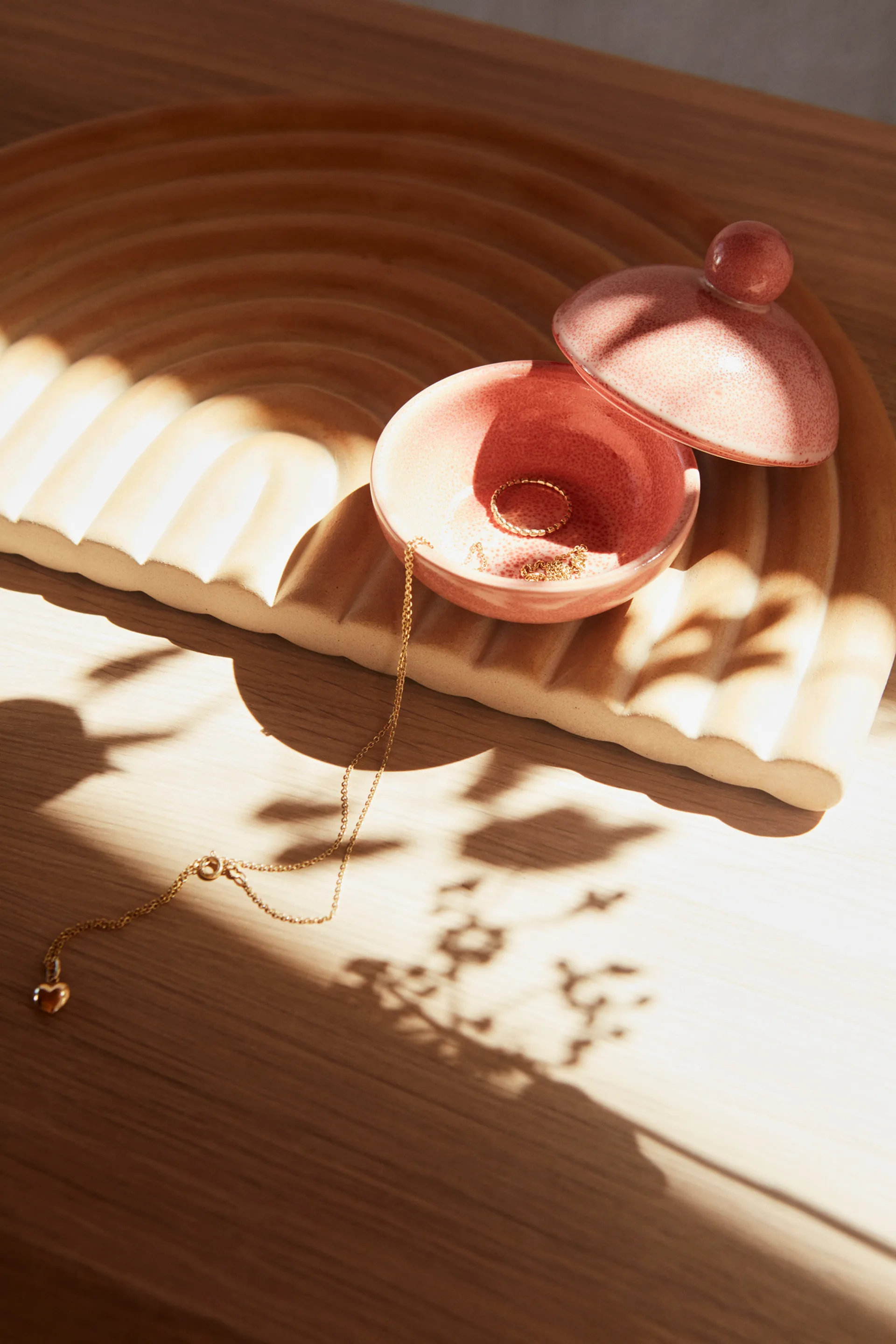 Saga Bonbonniere skål med lock låg Ø8 cm, Coral OYOY