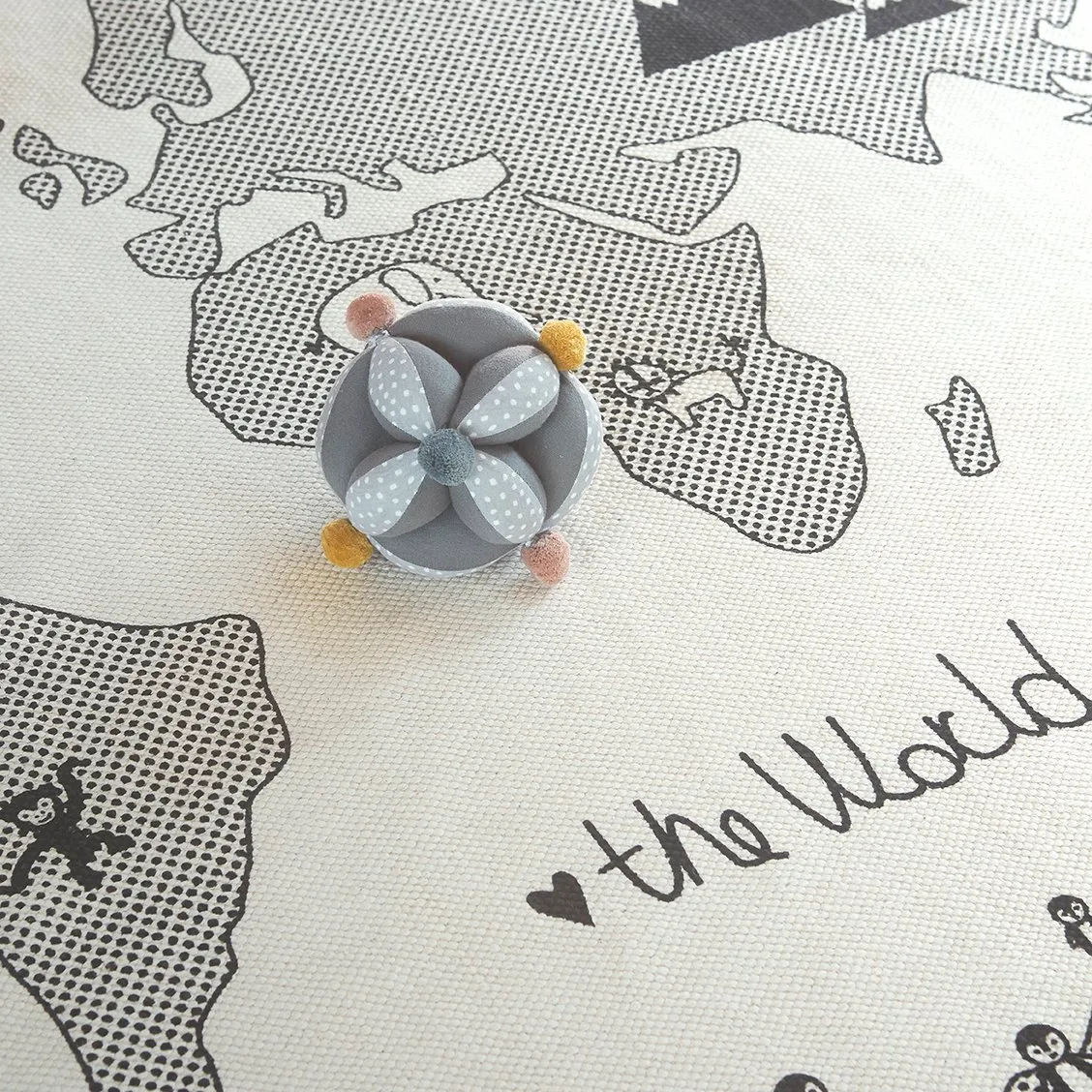 The world barnmatta Ø 135 cm, beige-grå OYOY