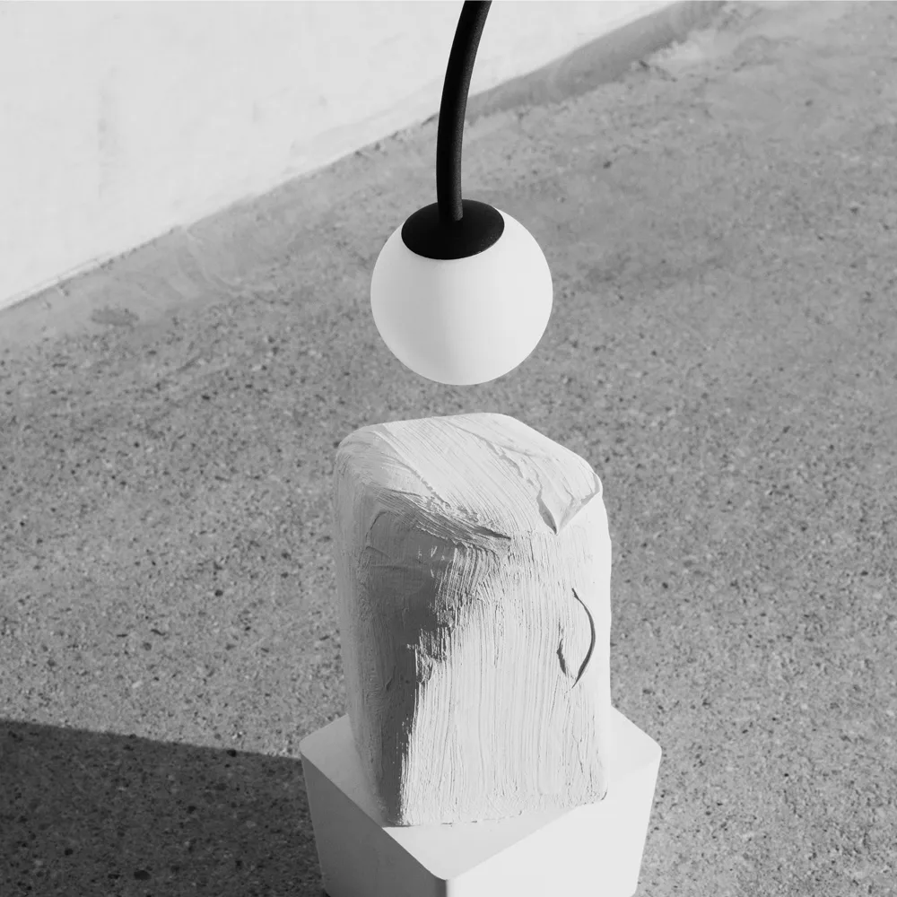 Bounce 169 pendel, svart, opalglas Pholc