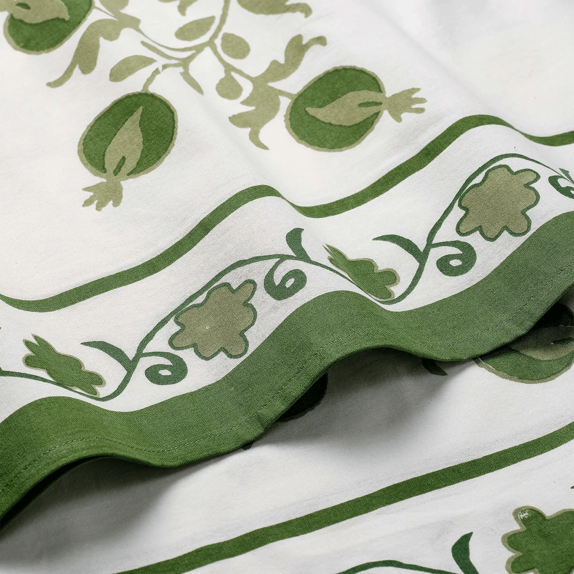 Suzani bordsduk, Green, 350x150 cm Pick a Poppy
