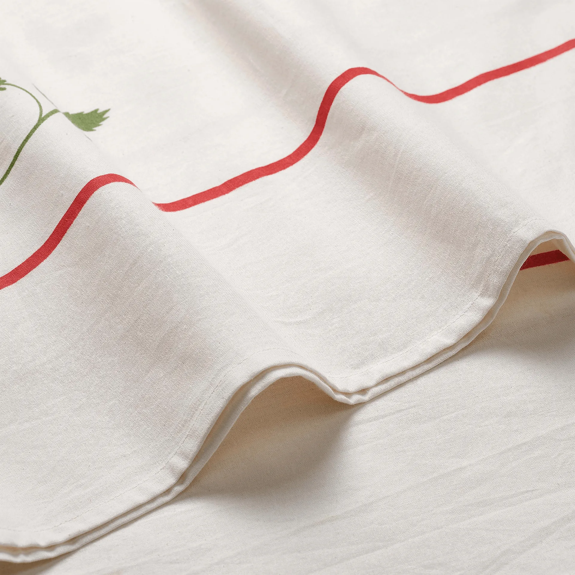 Wild Strawberry bordsduk, Red, 350x150 cm Pick a Poppy
