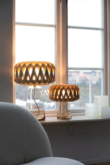 Signature 25 bordslampa - Amber-björk, Ø28x34 cm - Pilke