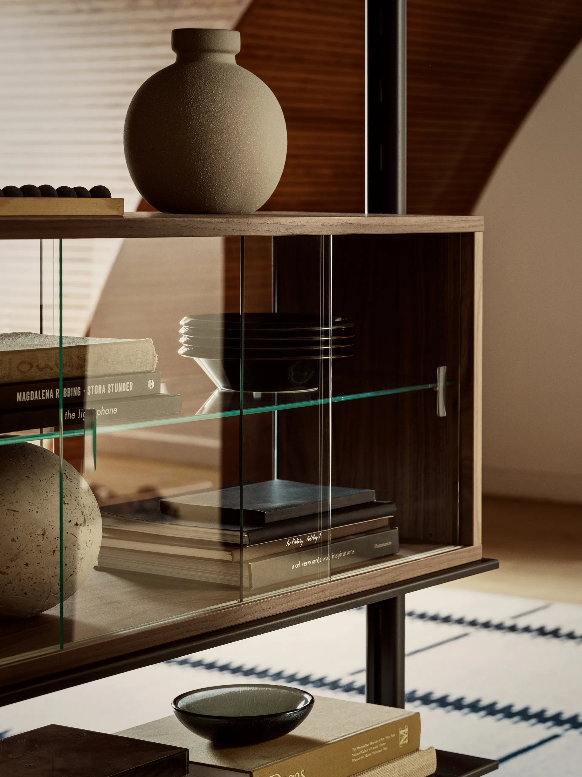 Pira vitrinskåp, Valnöt-klarglas, 90x31 cm, 4 dörrar Pira