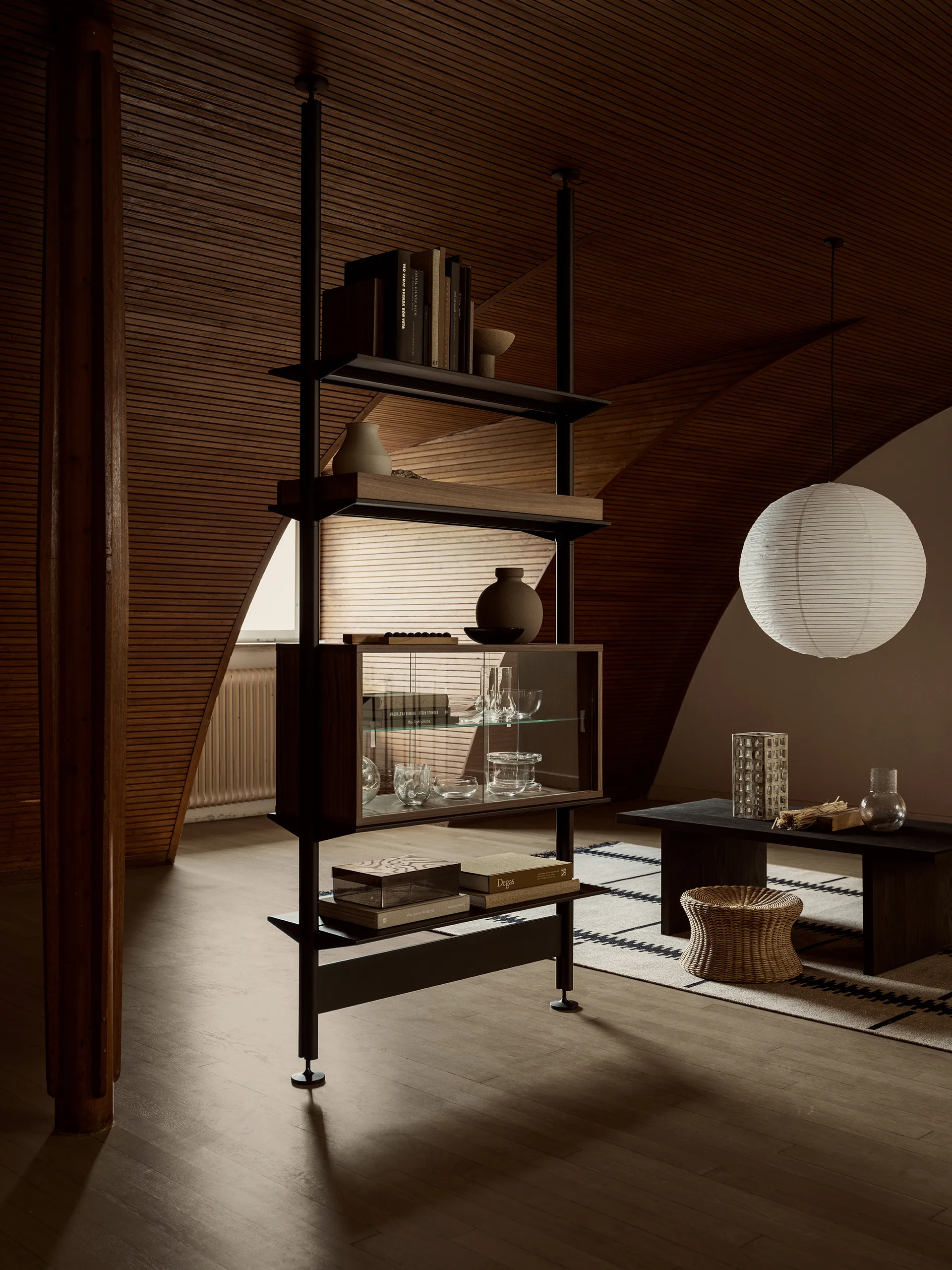 Pira vitrinskåp, Valnöt-klarglas, 90x31 cm, glasrygg Pira