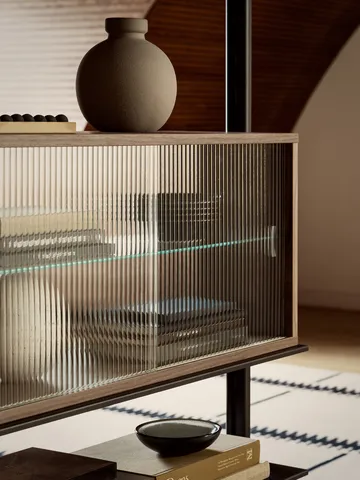 Pira vitrinskåp - Valnöt-räfflat glas, 70x31 cm, glasrygg - Pira