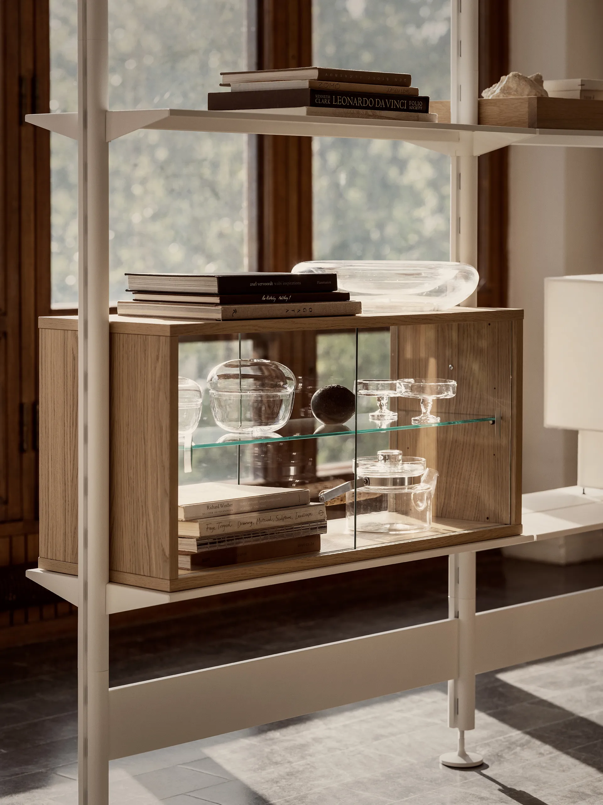 Pira vitrinskåp, Vitad ek-klarglas, 70x31 cm, glasrygg Pira