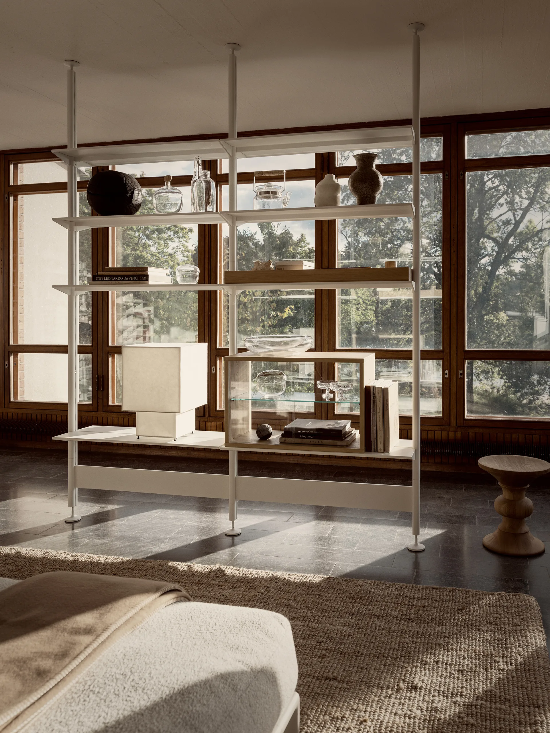 Pira vitrinskåp, Vitad ek-klarglas, 70x31 cm, glasrygg Pira