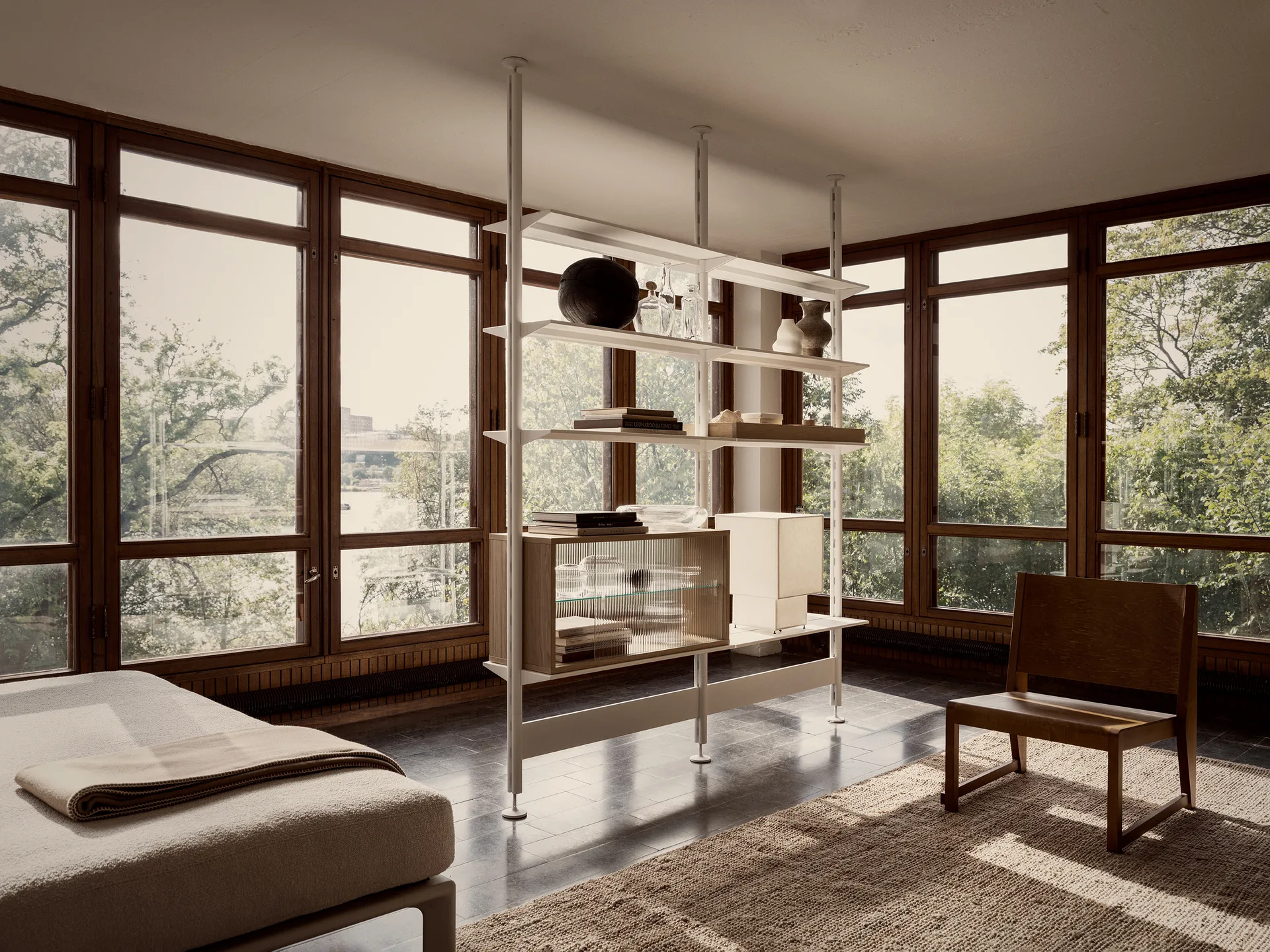 Pira vitrinskåp, Vitad ek-räfflat glas, 70x31 cm, glasrygg Pira