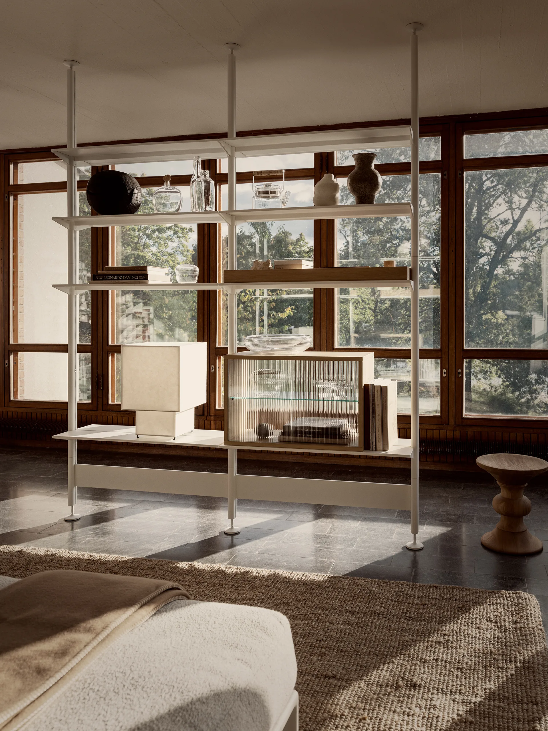 Pira vitrinskåp, Vitad ek-räfflat glas, 90x31 cm, 4 dörrar Pira