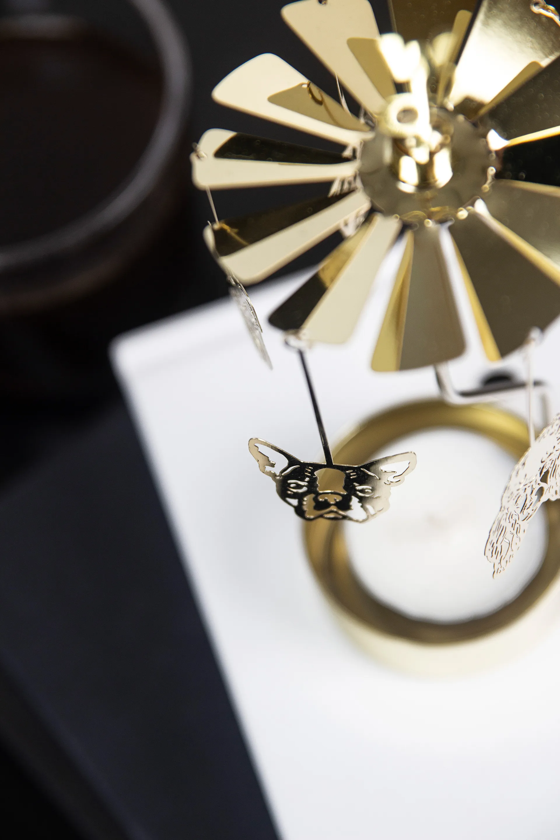 Hundfamilj änglaspel, Guld Pluto Design