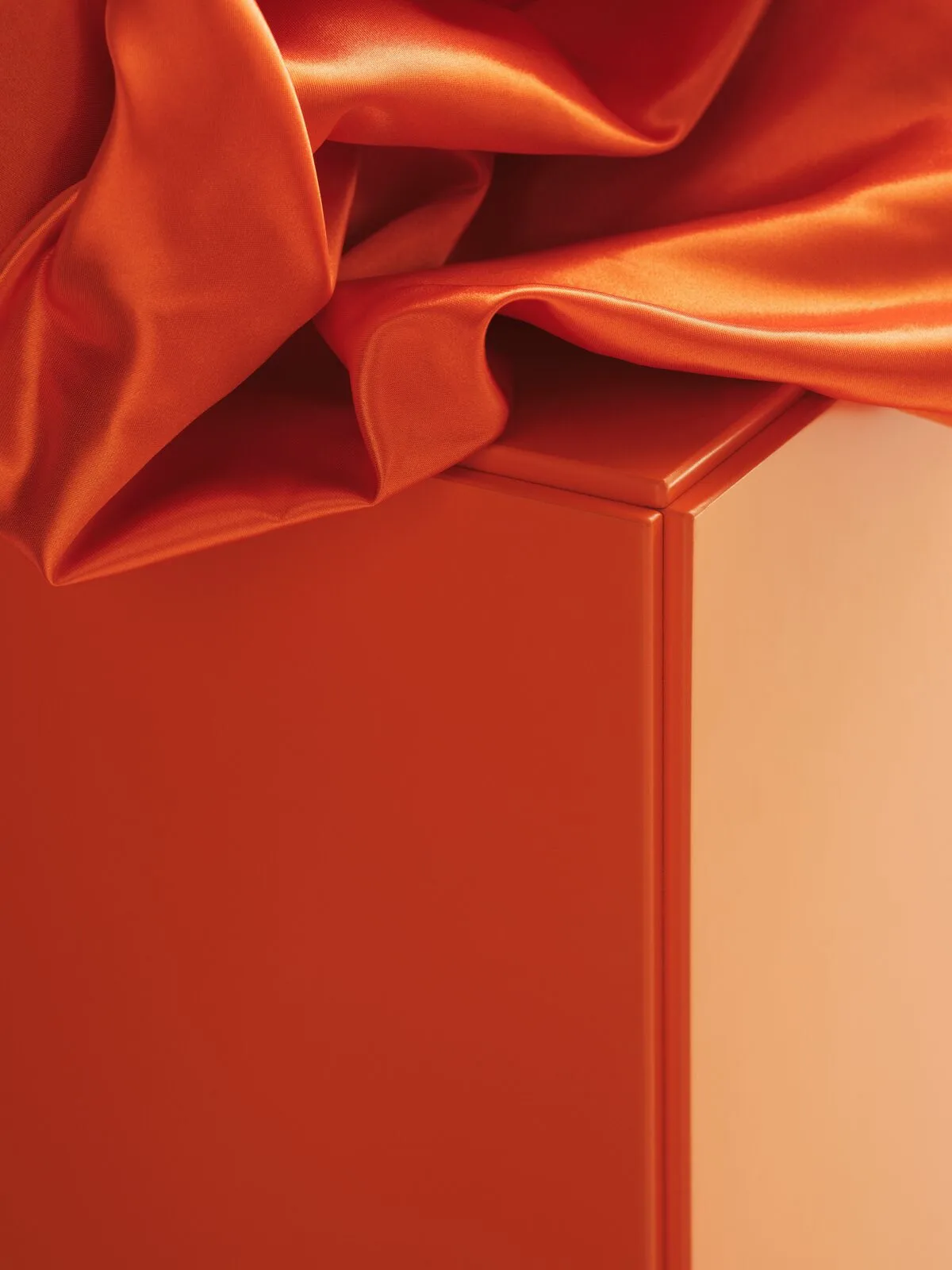 Relief byrå bred med ben 82x92,2 cm orange,  Relief