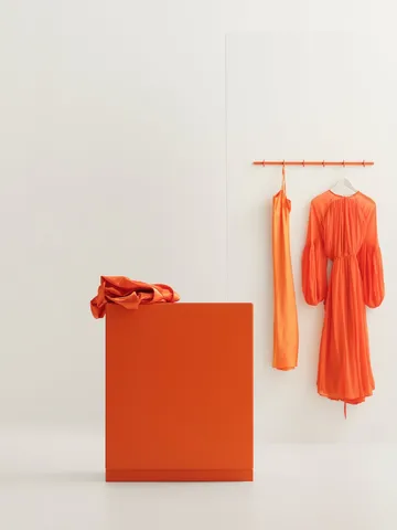 Relief byrå hög med ben 41x115 cm orange - Relief
