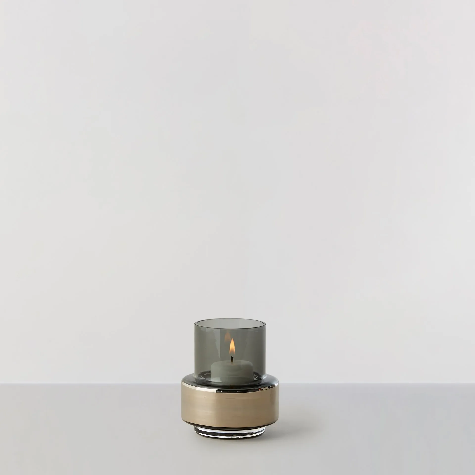 Hurricane smoked tealight no. 25, Platinum Ro Collection