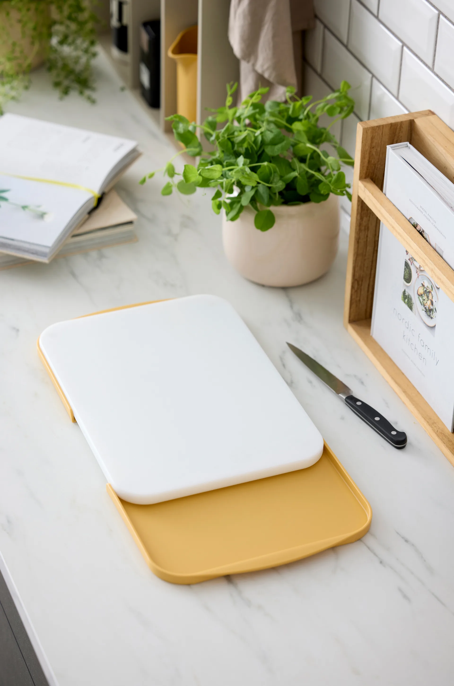 Separa skärbräda med brickor, Curry, 39x26 cm Rosti