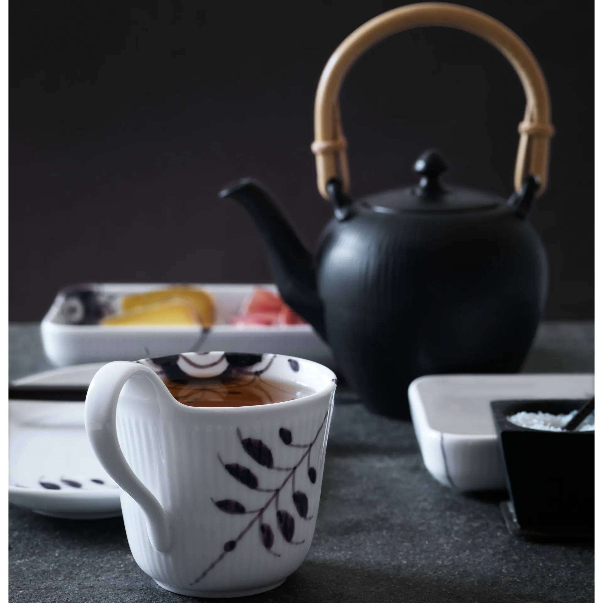 Black Fluted Mega kopp med högt handtag, 33 cl Royal Copenhagen