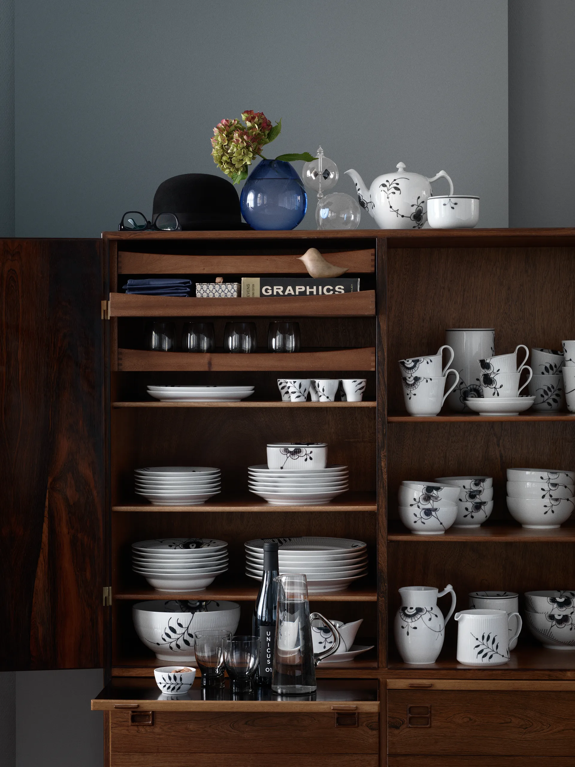 Black Fluted Mega tallrik 2, Ø 22 cm Royal Copenhagen