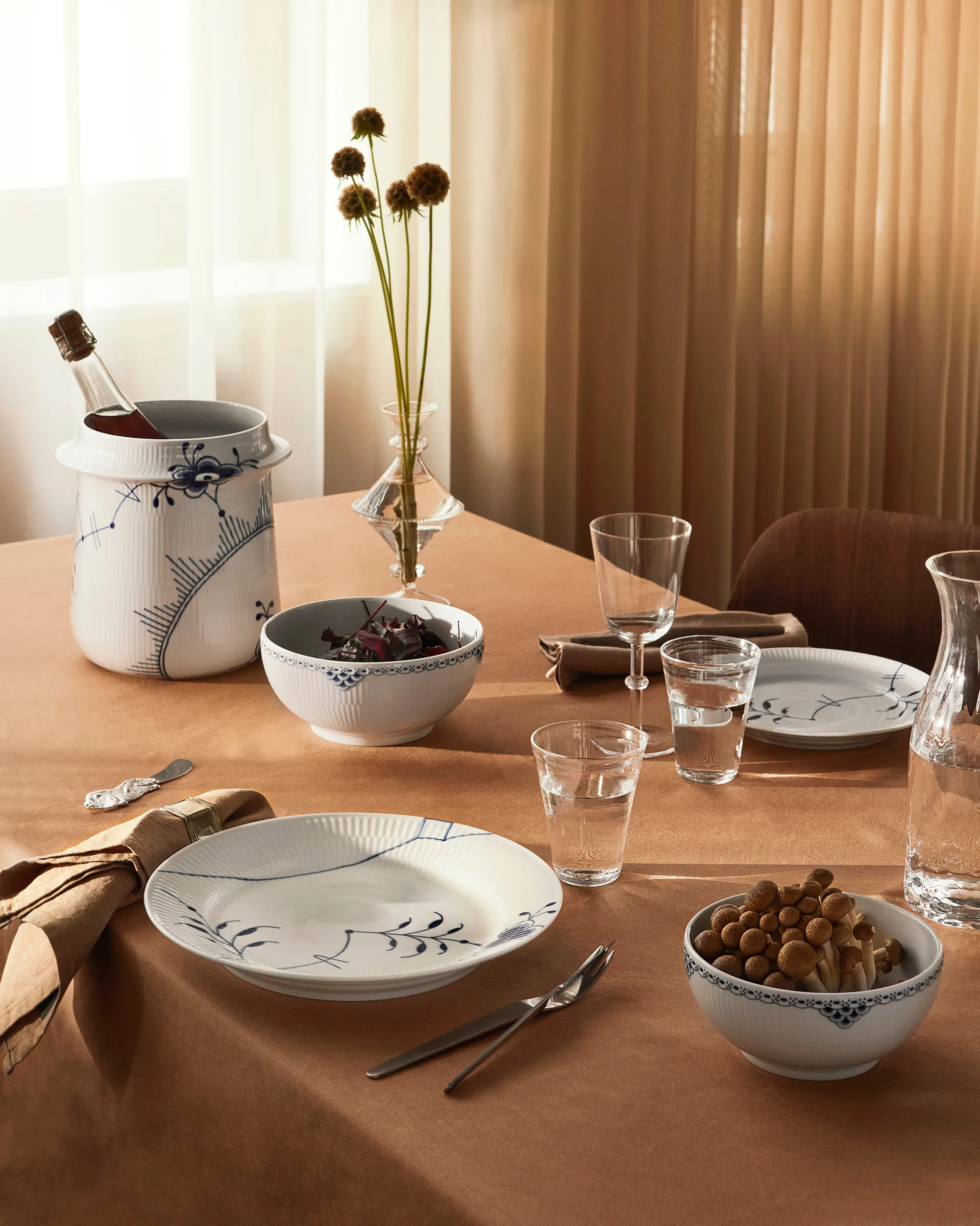 Blue Fluted Mega Limited Edition tallrik Ø27 cm, White-blue Royal Copenhagen