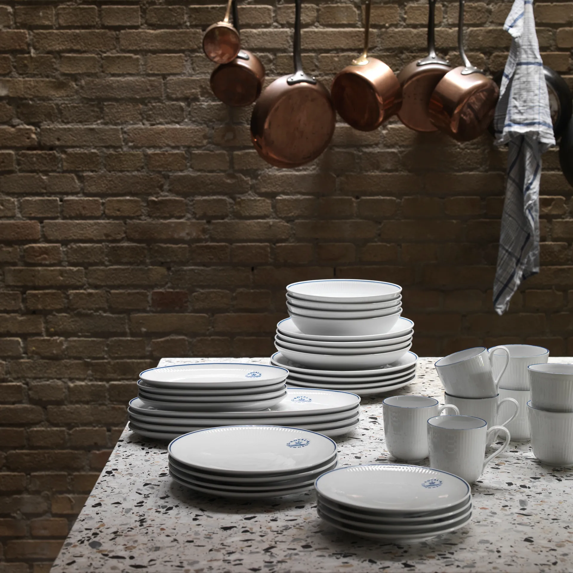 Blueline fat ovalt 37 cm, Vit-blå Royal Copenhagen