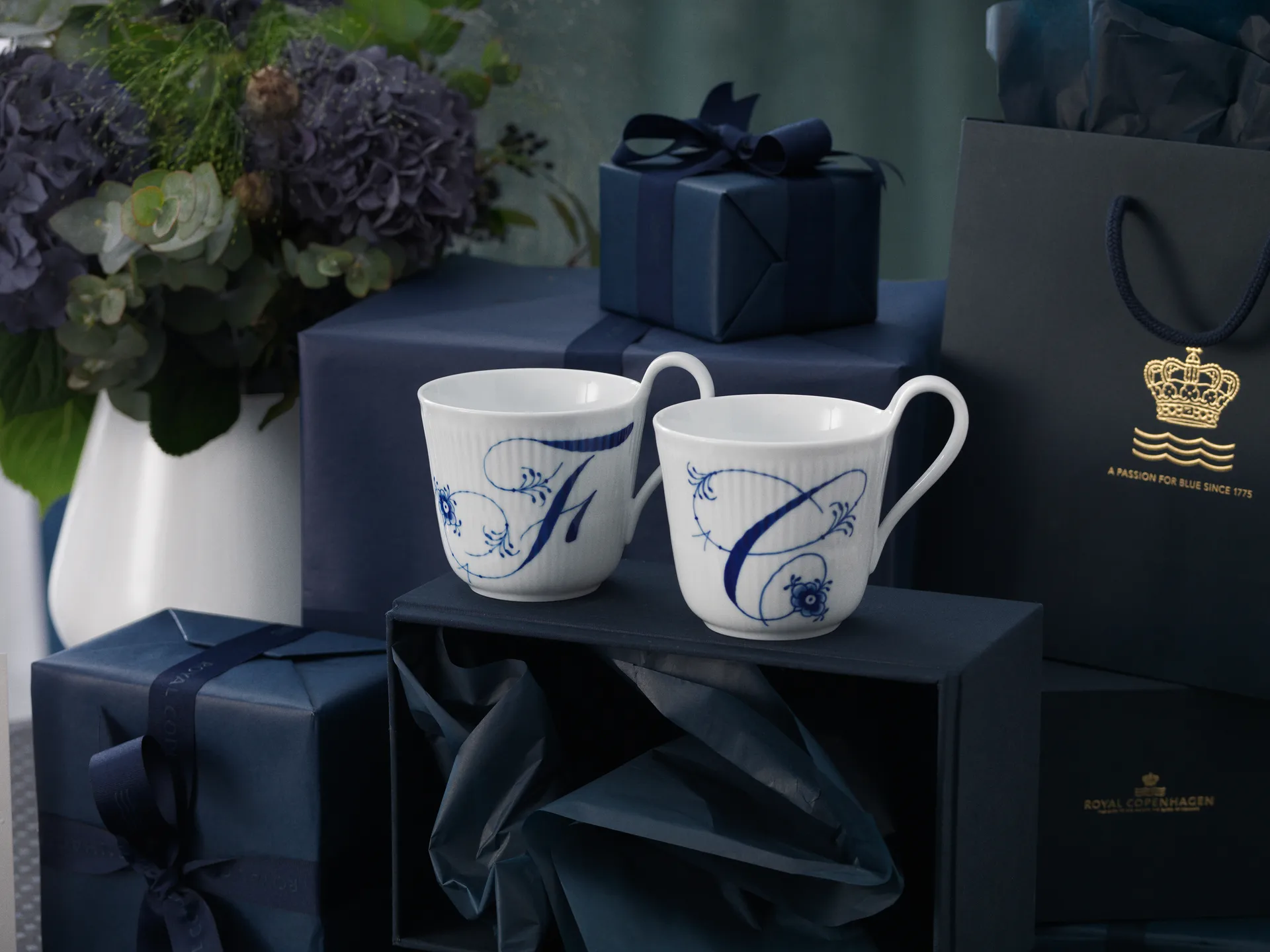 Musselmalet räfflat Alphabet mugg 33 cl, C Royal Copenhagen