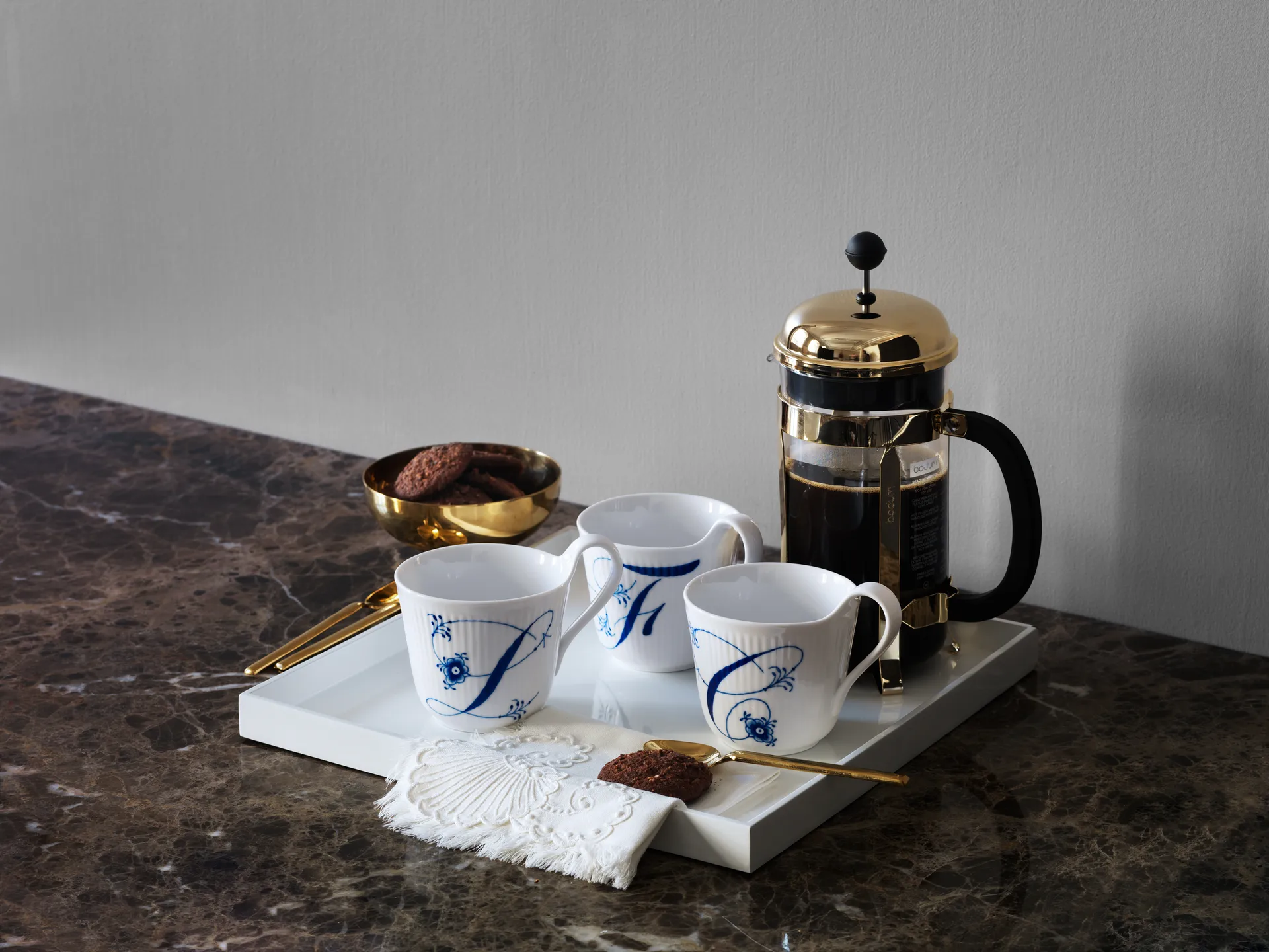 Musselmalet räfflat Alphabet mugg 33 cl, L Royal Copenhagen