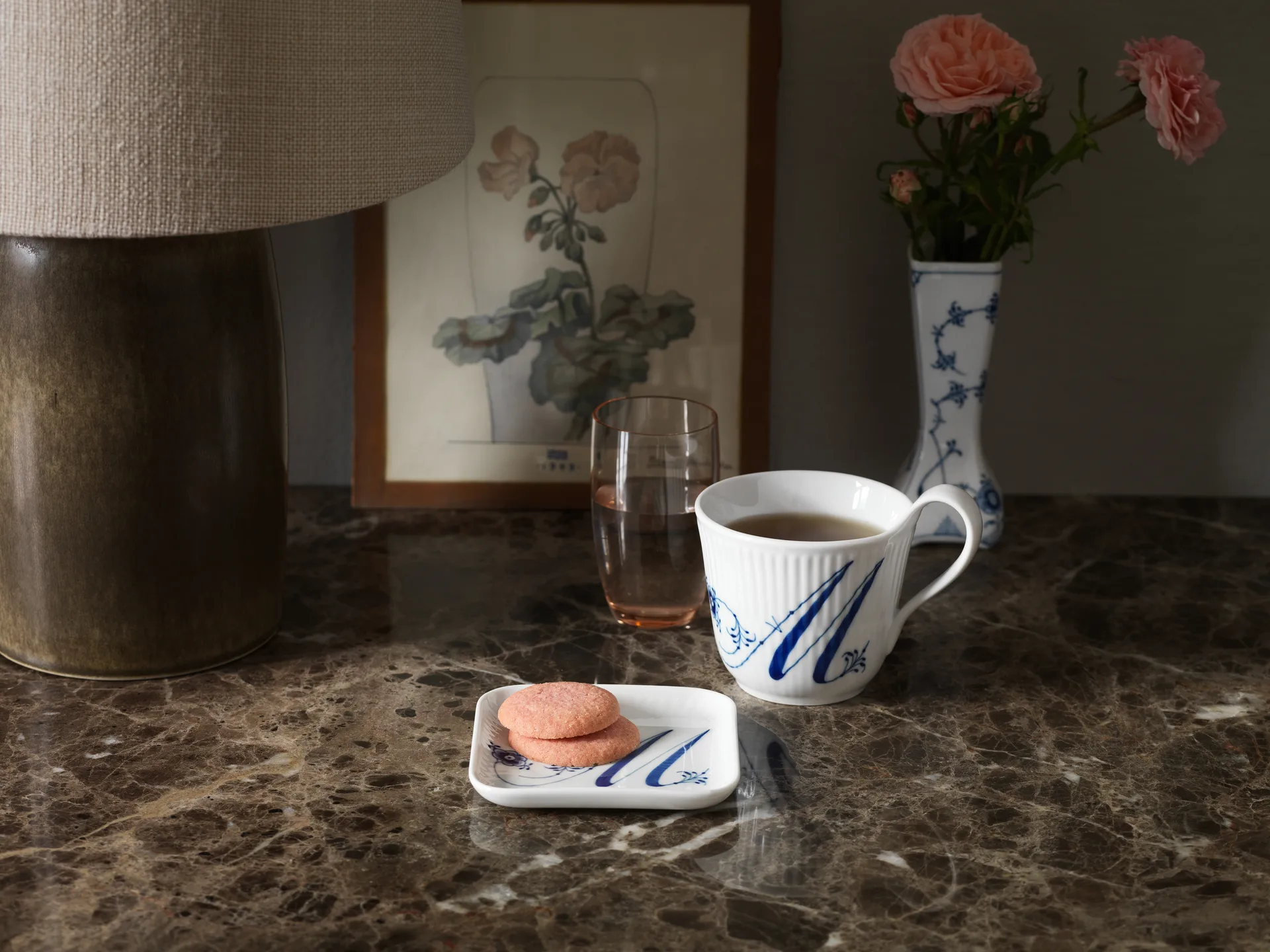 Musselmalet räfflat Alphabet mugg 33 cl, M Royal Copenhagen