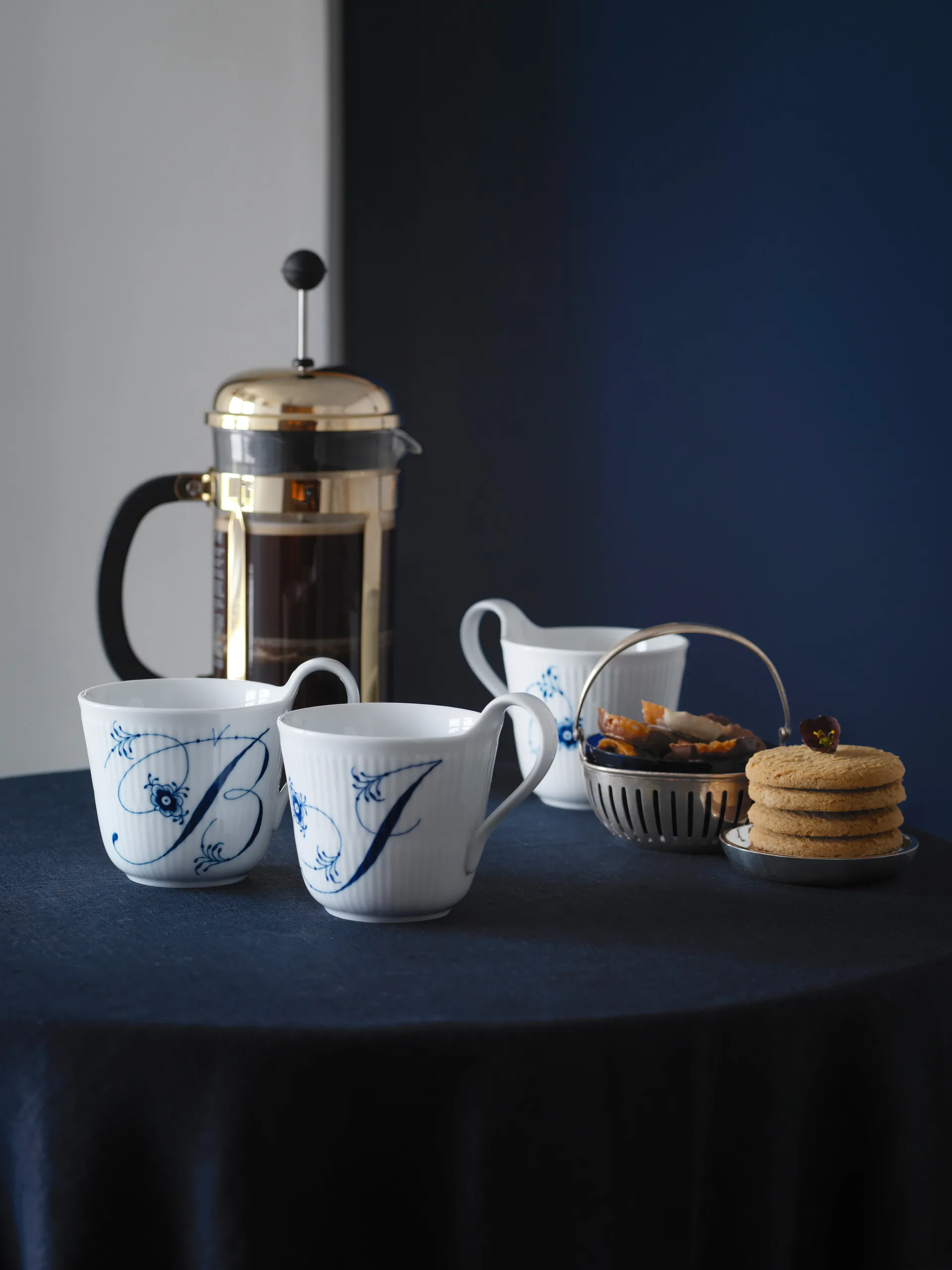 Musselmalet räfflat Alphabet mugg 33 cl, O Royal Copenhagen