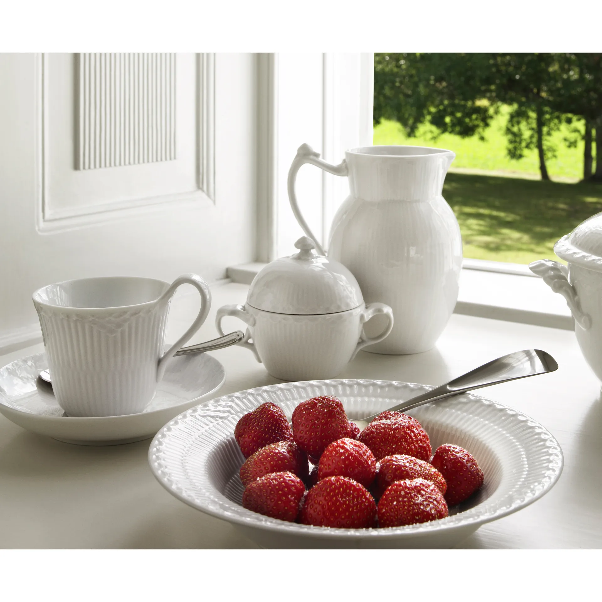 White Fluted Half Lace kopp med fat, 25 cl Royal Copenhagen